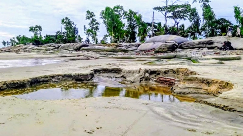 মাতারবাড়ীতে বেড়িবাঁধ সংস্কারে ব্যাপক অনিয়মের অভিযোগ,বাঁধের পাশ থেকেই বালু কেটে জিও ব্যাগ স্থাপন,